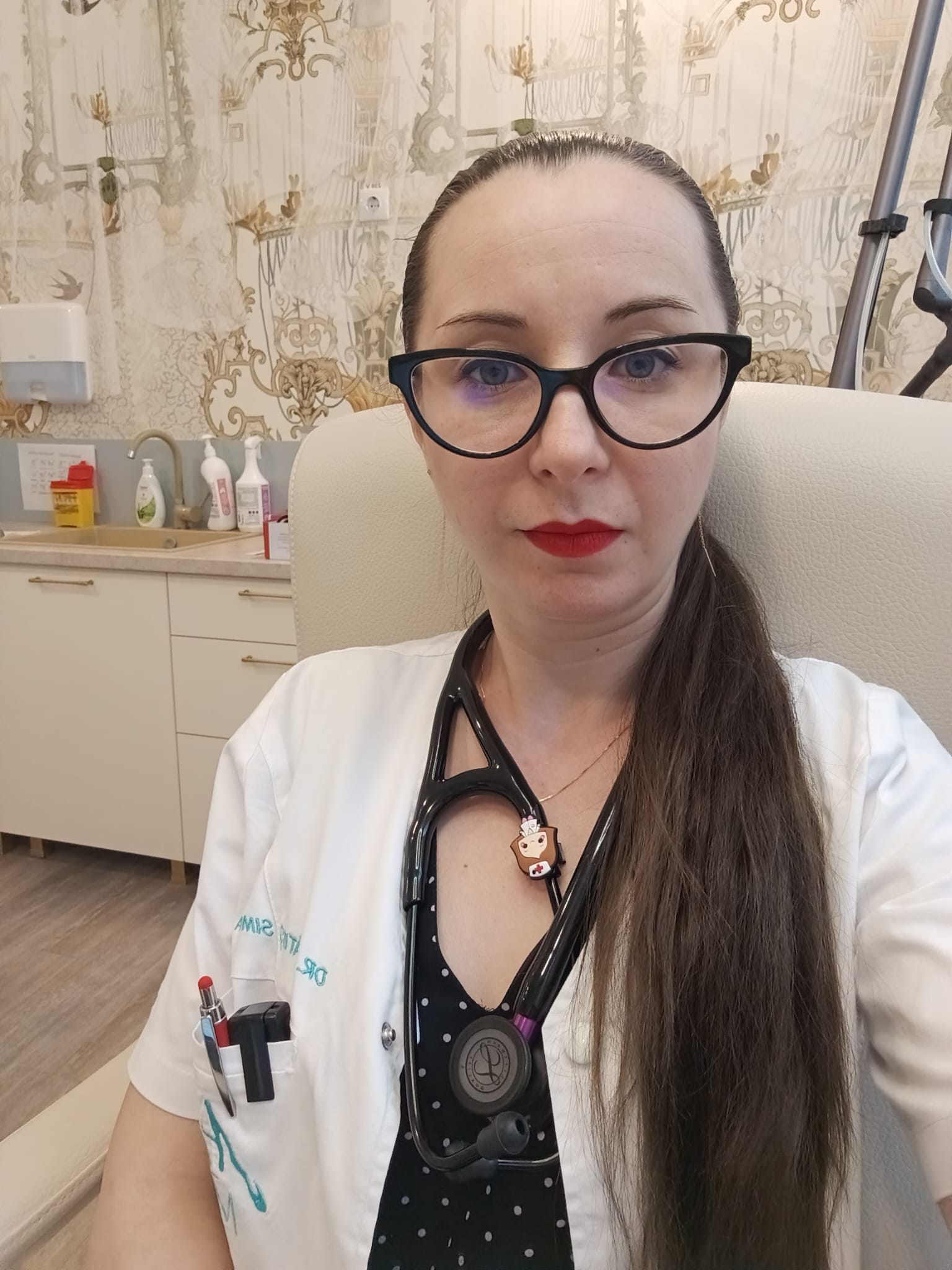 Dr. Mătieș Simona Alina &icirc;n cabinet